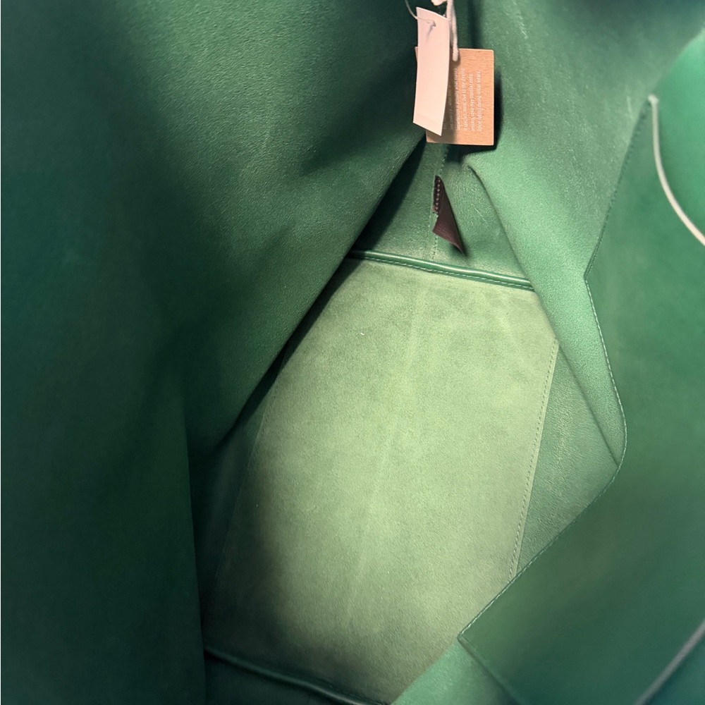 Elegant Green Leather Shoulder Bag - Picture 3 of 5